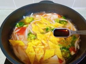 加上生抽，一点点盐调味。