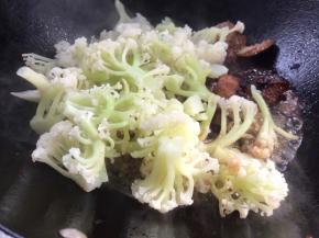 加入花菜翻炒均匀