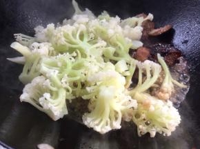 加入花菜翻炒均匀