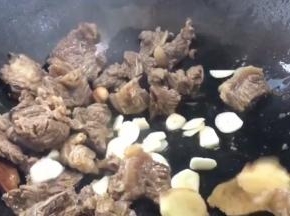 放入蒜姜片