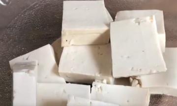 老豆腐冲洗一下切成块
