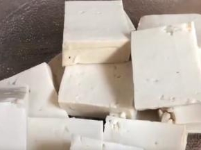 老豆腐冲洗一下切成块