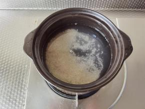 倒入纯净水，大火煮开。