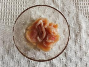 接着腌制一下鸡胸肉，倒入2勺料酒去腥。