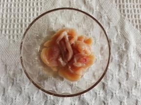 接着腌制一下鸡胸肉，倒入2勺料酒去腥。