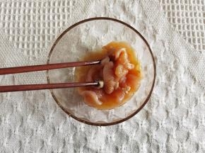 搅拌均匀腌制10-15分钟。