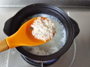 砂锅中大火煮开后，转中小火，继续炖煮35分钟。期间可以搅拌几次，防止米粒黏底。