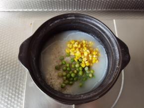 接着放入豌豆和玉米粒，继续炖煮2分钟。