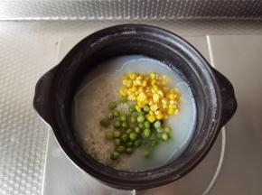 接着放入豌豆和玉米粒，继续炖煮2分钟。