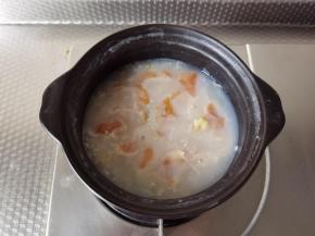 然后把腌制好的鸡胸肉一片一片夹入粥中，煮至鸡胸肉熟，大概1-2分钟的样子。