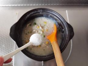 非常快速，试一下味道，如果觉得味道淡，可以再加一小勺盐调味用。最后快出锅前撒上葱花！