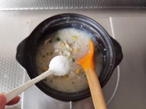 非常快速，试一下味道，如果觉得味道淡，可以再加一小勺盐调味用。最后快出锅前撒上葱花！