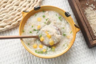 舀入碗中，好吃又营养的甜玉米豌豆鸡肉粥就完成啦！软糯浓稠！