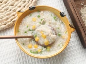 舀入碗中，好吃又营养的甜玉米豌豆鸡肉粥就完成啦！软糯浓稠！