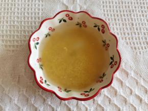 1、准备材料，小颗粒有机厚油黄小米需要提前1小时，淘洗一遍后用纯净水浸泡。