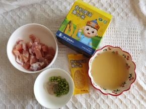 2、鸡肉、猪肉、虾仁处理成小块，虾仁一定要去虾线。豌豆用新鲜的比较好吃！