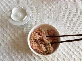 4、搅打成泥，倒入碗里。豌豆颗粒没有打的那么细，适合有咀嚼能力的小朋友。