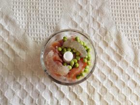 3、把处理好的食材放入料理机。