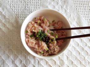 5、放入料酒、蚝油、盐、糖、1根葱切成的葱花、鸡精、玉米油。