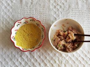 7、浸泡好的黄小米沥干水分。