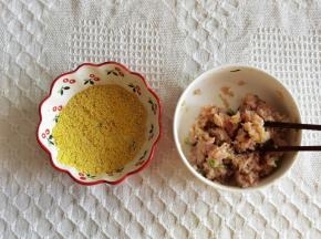 7、浸泡好的黄小米沥干水分。