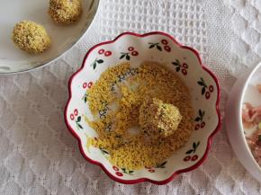 8、团一个肉丸，滚上黄小米。