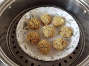 10、放入蒸锅，水开后计时15-20分钟即可！