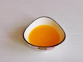 黄油隔水融化。