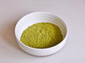 饼干去掉夹心，用擀面杖压碎。