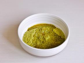 融化的黄油加入饼干碎中