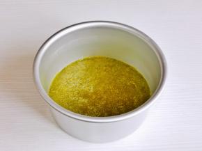 倒入6寸活底模具中压实，冷藏半小时。