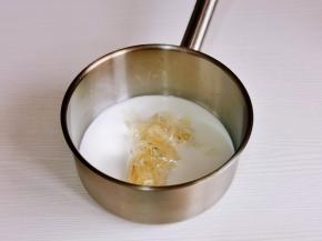 牛奶+白砂糖+泡软的吉利丁片倒入锅中，小火加热至融化。