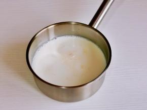 加入酸奶，充分搅拌均匀。
