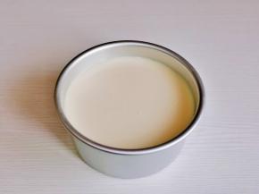 倒入饼干碎的模具中，入冰箱冷藏4小时以上。