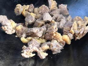 放入牛肉煎炒至变色