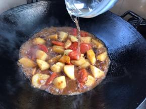 把花椒水倒入锅中，盖上锅盖炖10分钟