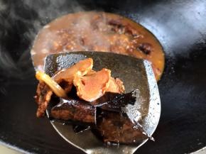 一小时后把牛肉里的卤料和姜蒜片取出丢掉