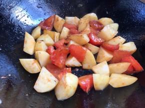 煎炒至土豆变微黄