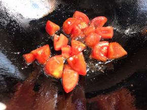 煎炒至番茄表皮变色