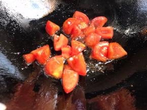 煎炒至番茄表皮变色