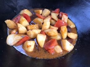 把土豆番茄放入牛肉中