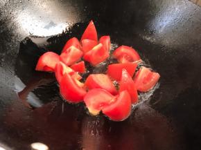 起锅热油，放入番茄
