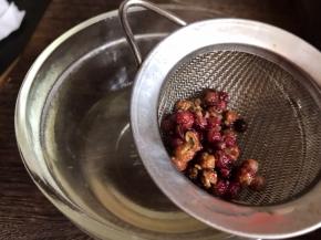 把泡好的花椒捞出