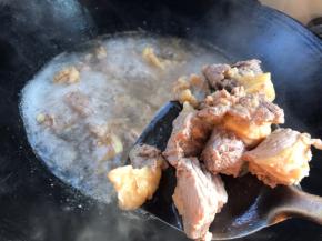 煮好的牛肉捞出沥干水分