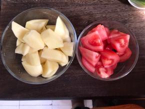 这个时间备好土豆和番茄，切成小块