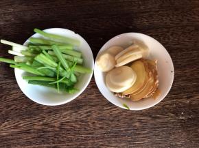 煮牛肉时备好葱姜蒜