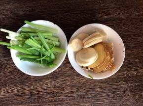 煮牛肉时备好葱姜蒜
