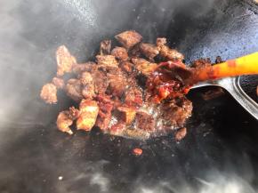 加入豆瓣酱炒出红油