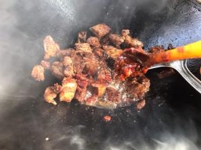 加入豆瓣酱炒出红油