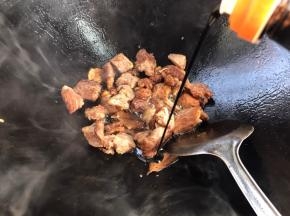 加入酱油上色